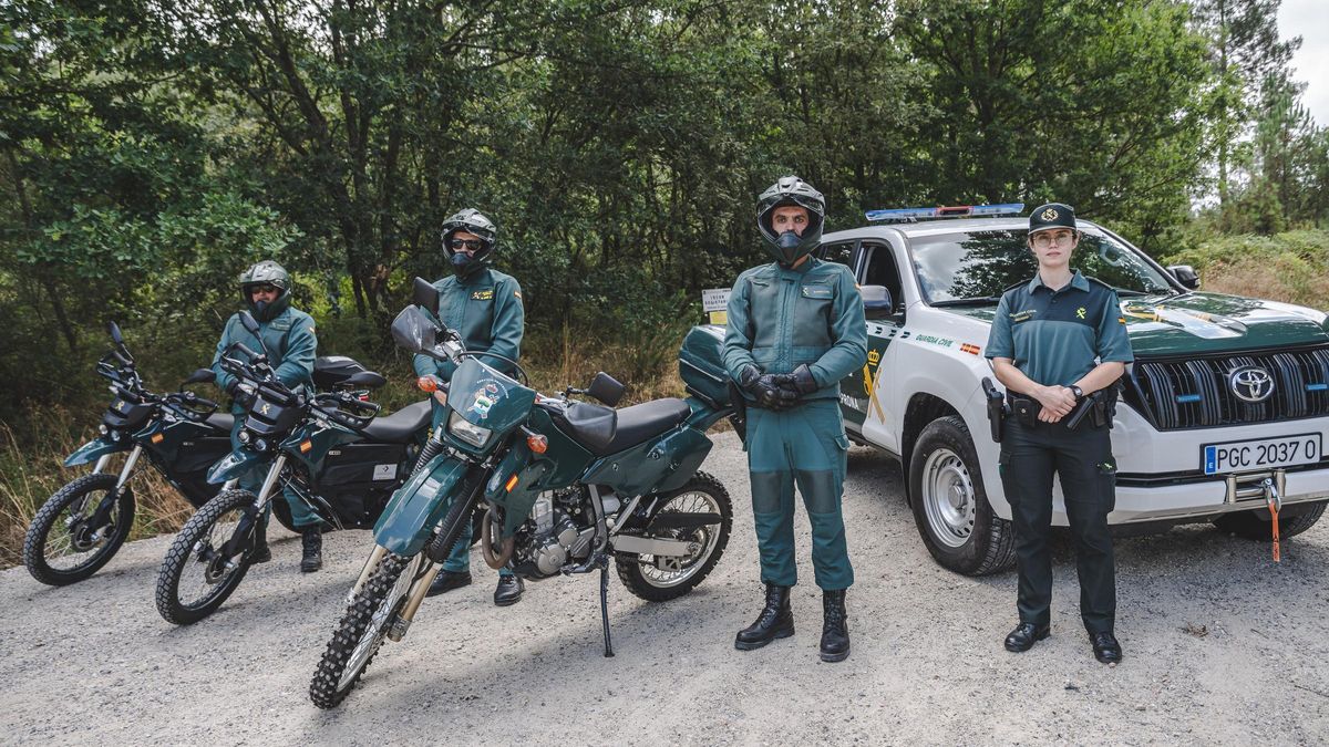 Tres motoristas del Uprona de Ourense y la teniente jefa provincial de esta unidad de la Guardia Civil.