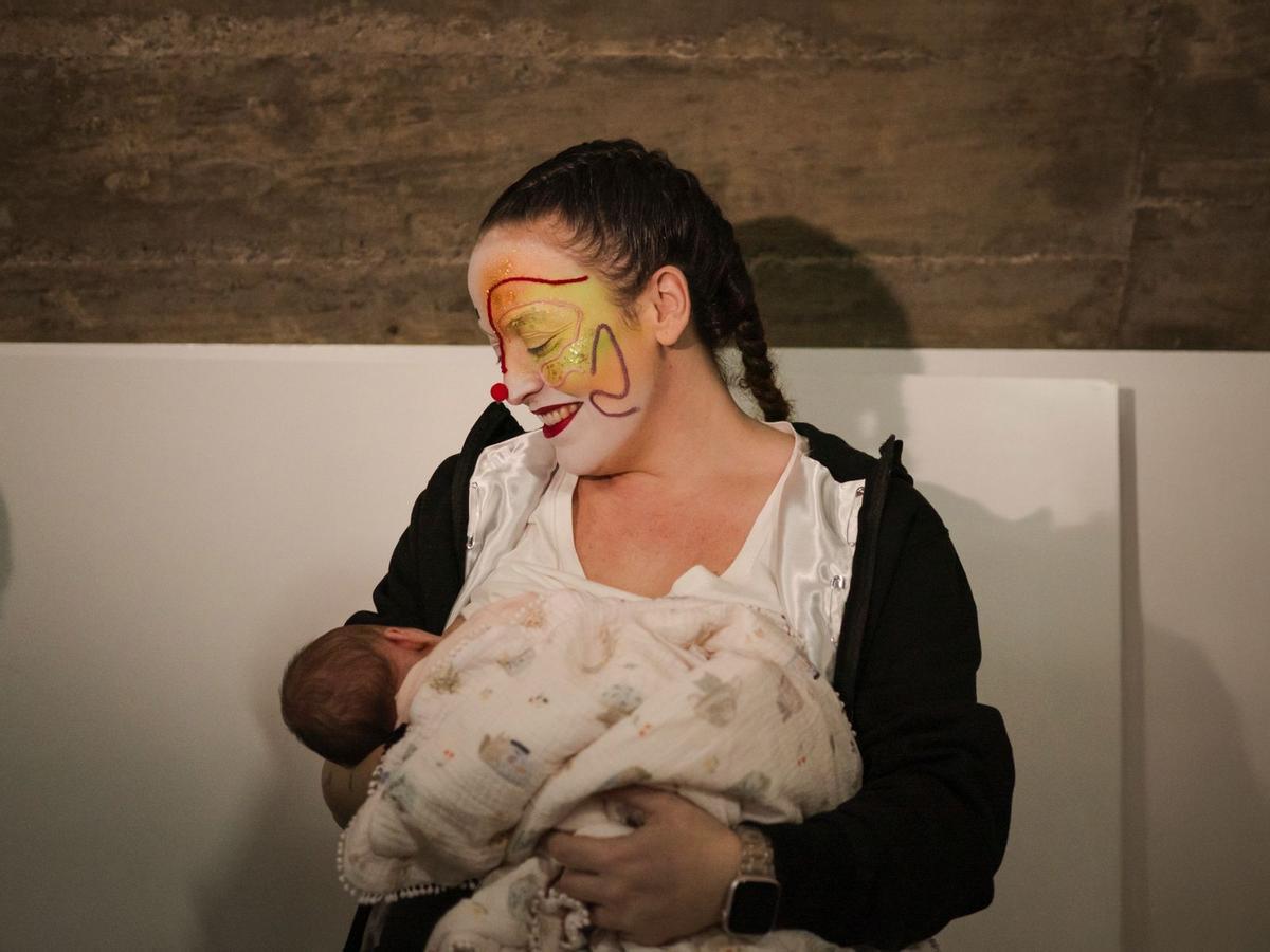 Paula, componente de Chaladas, da de comer a Rosela antes de subir a cantar en la primera fase de murgas adultas.