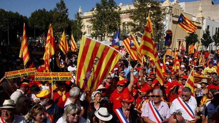 Milers de manifestants davant del Castellet de Perpinyà.