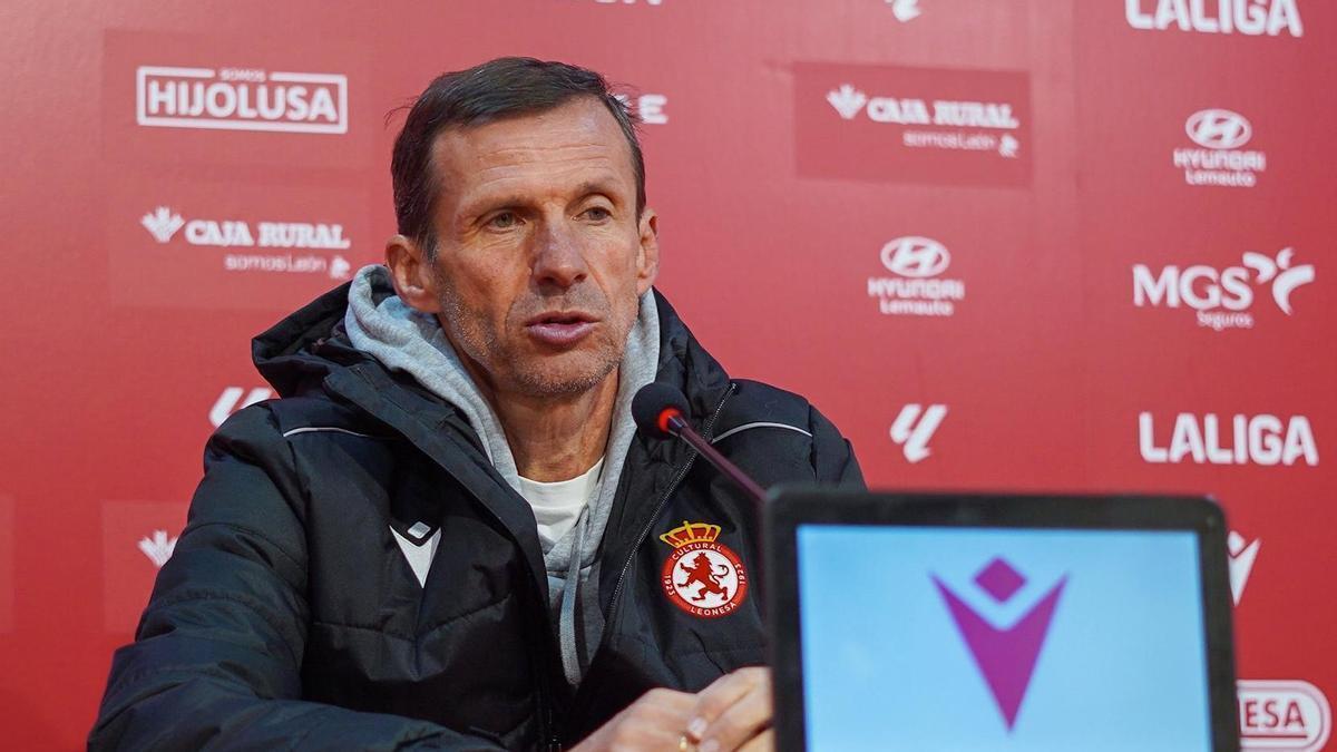 José Ángel 'Cuco' Ziganda, en una rueda de prensa al frente de la Cultural y Deportiva Leonesa.