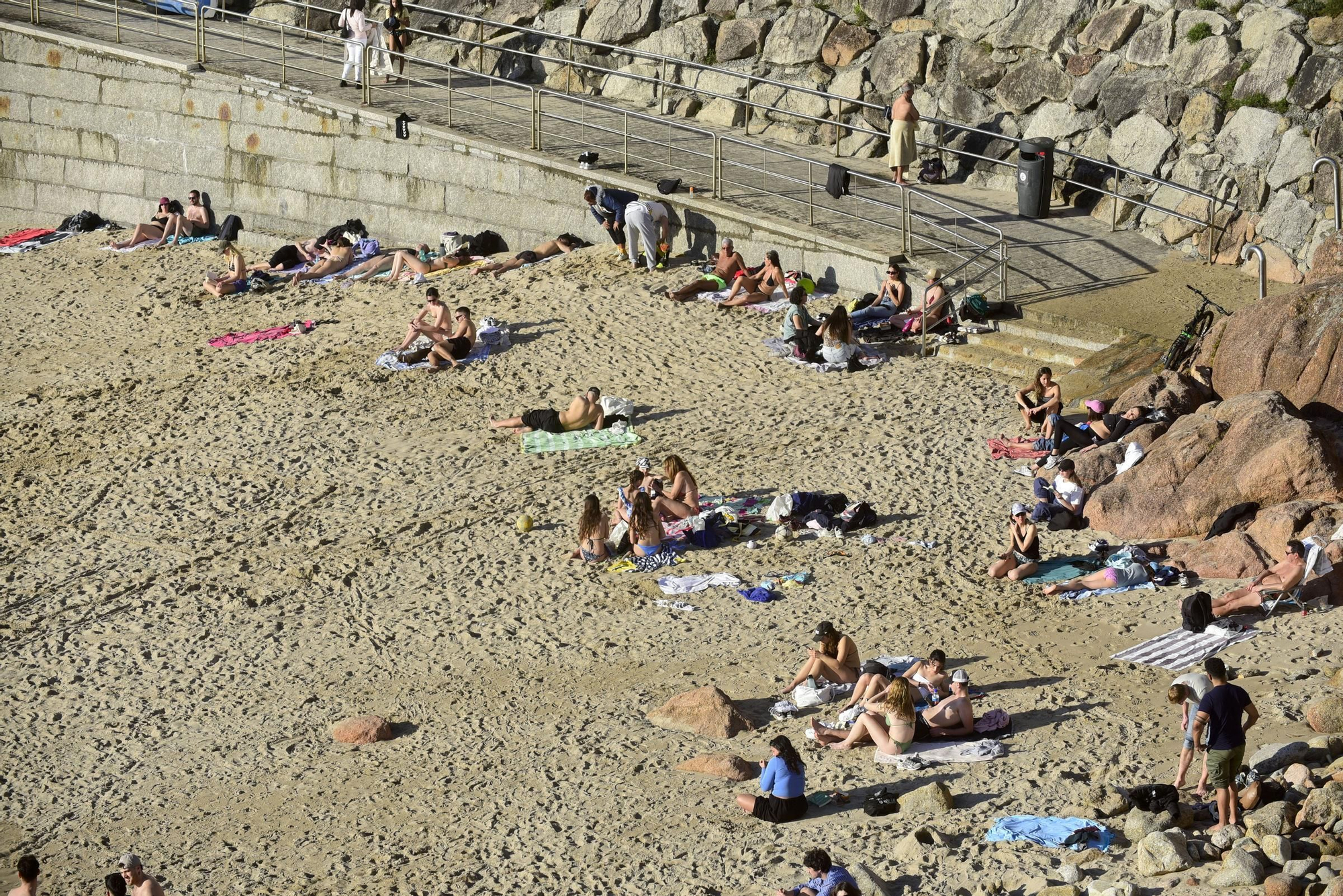 Las temperaturas agradables animan a los coruñeses a acercarse a las playas