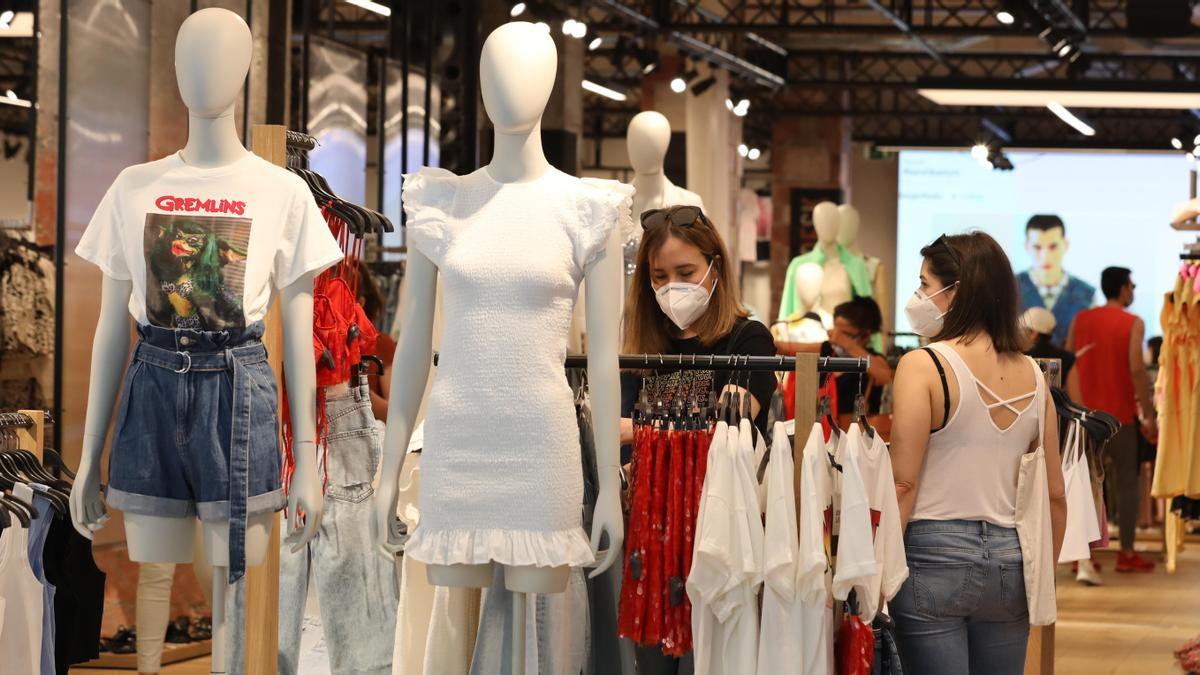 Varias personas en una tienda de ropa.