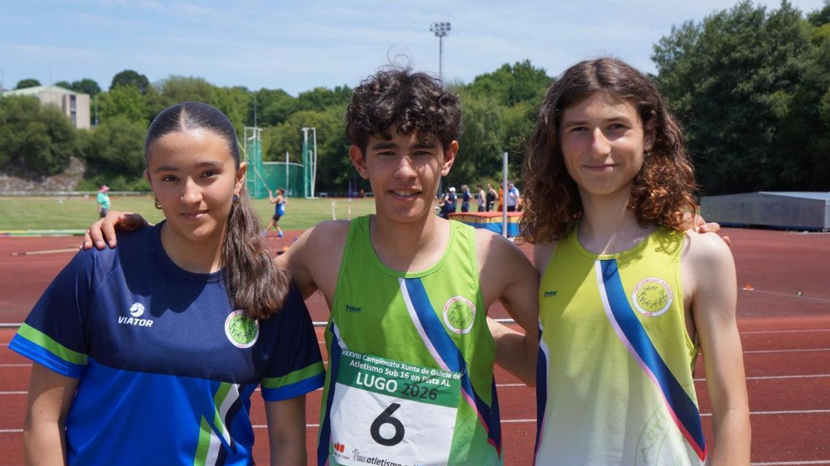 Breogán Pérez, en el centro, junto a sus compañeros Yago Tarrío y Aitana Fernández.