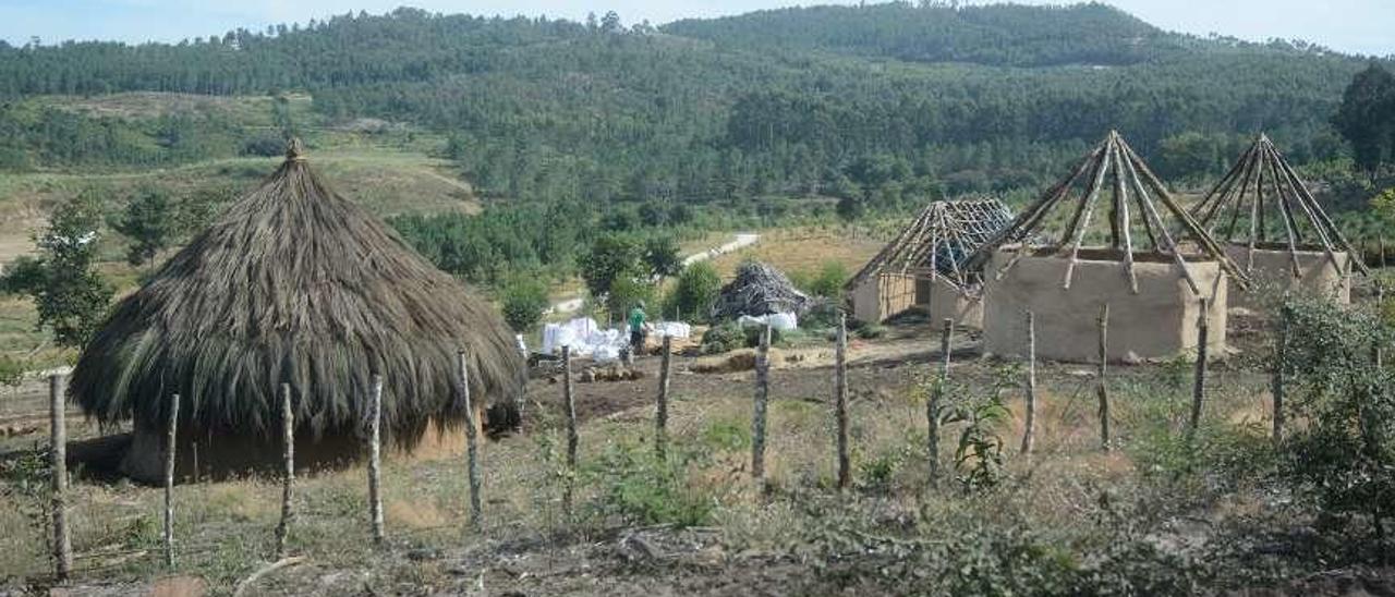 Cabañas prehistóricas que construyen los arqueólogos en el monte San Martiño. // Rafa Vázquez