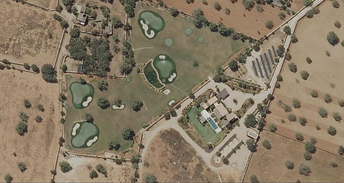 Ortofotografía aérea de una finca de Llucmajor con campo particular de golf