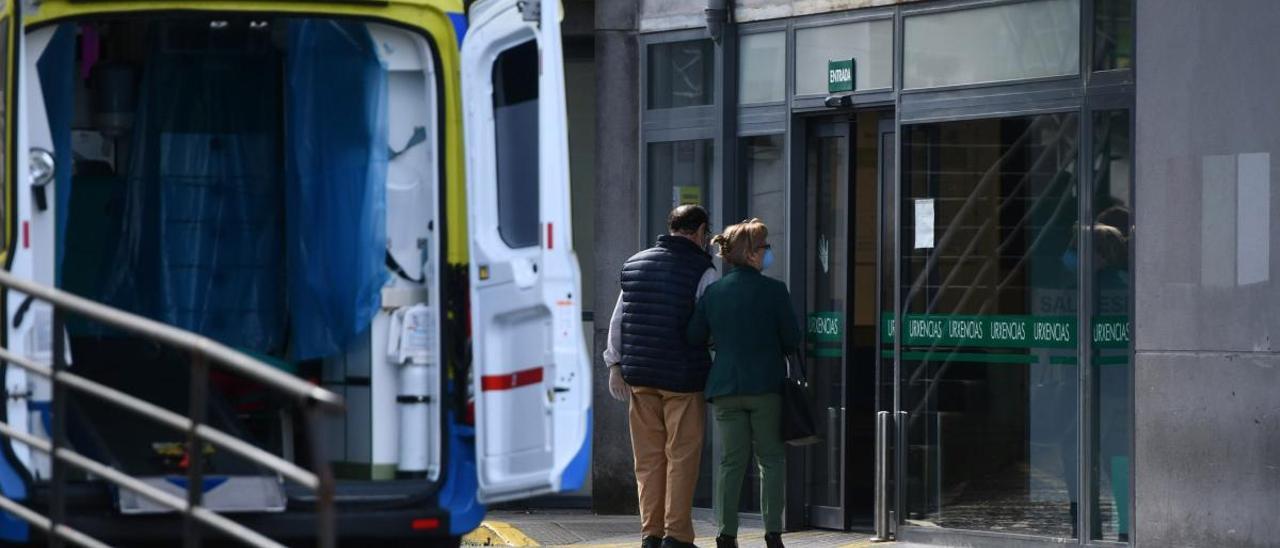 Una pareja entra en Urgencias de Montecelo. // G. Santos