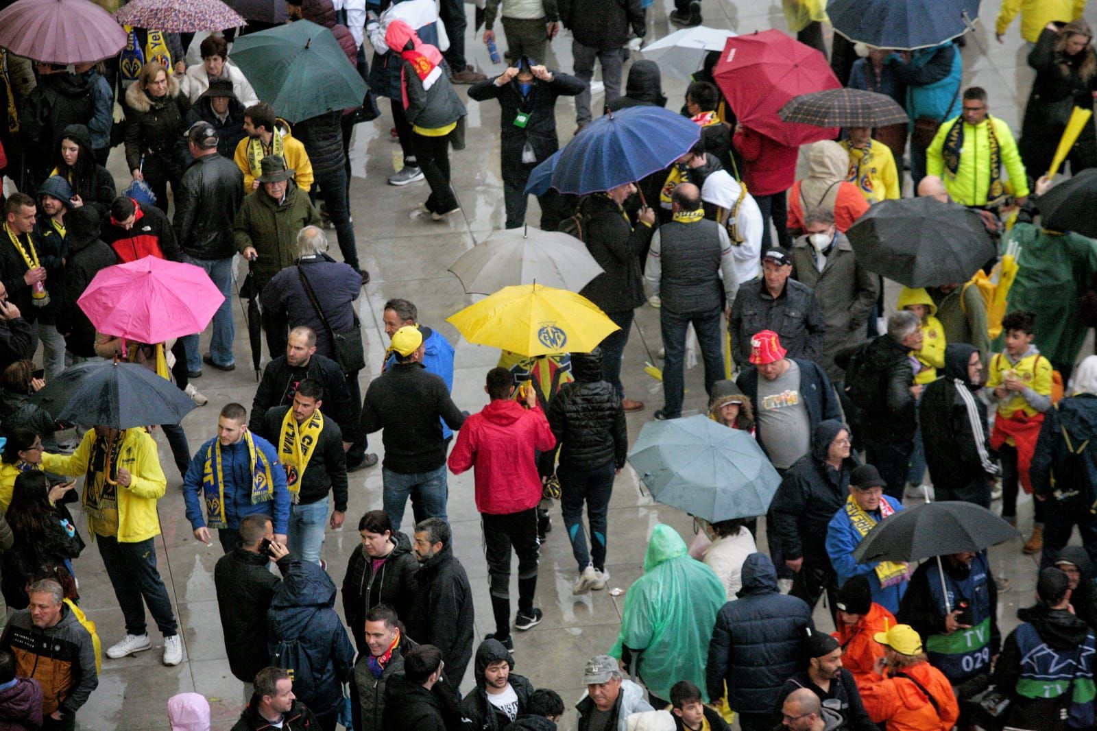 Fotogalería | La lluvia no frena a la afición del Villarreal para ver a su equipo en la final Champions