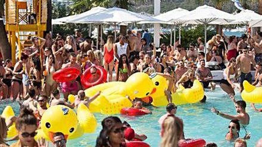 Clientes de un &#039;beach club&#039; de Sant Antoni, en la piscina del establecimiento.