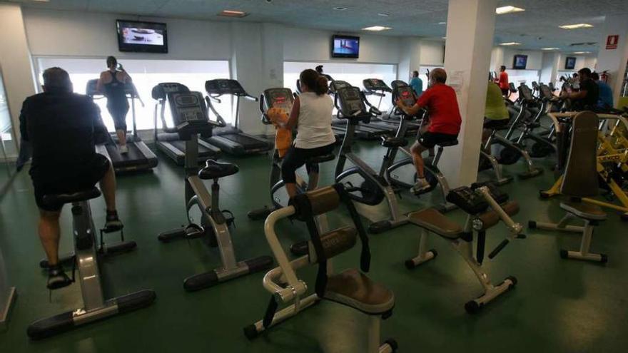 Varios usuarios en un gimnasio gallego.