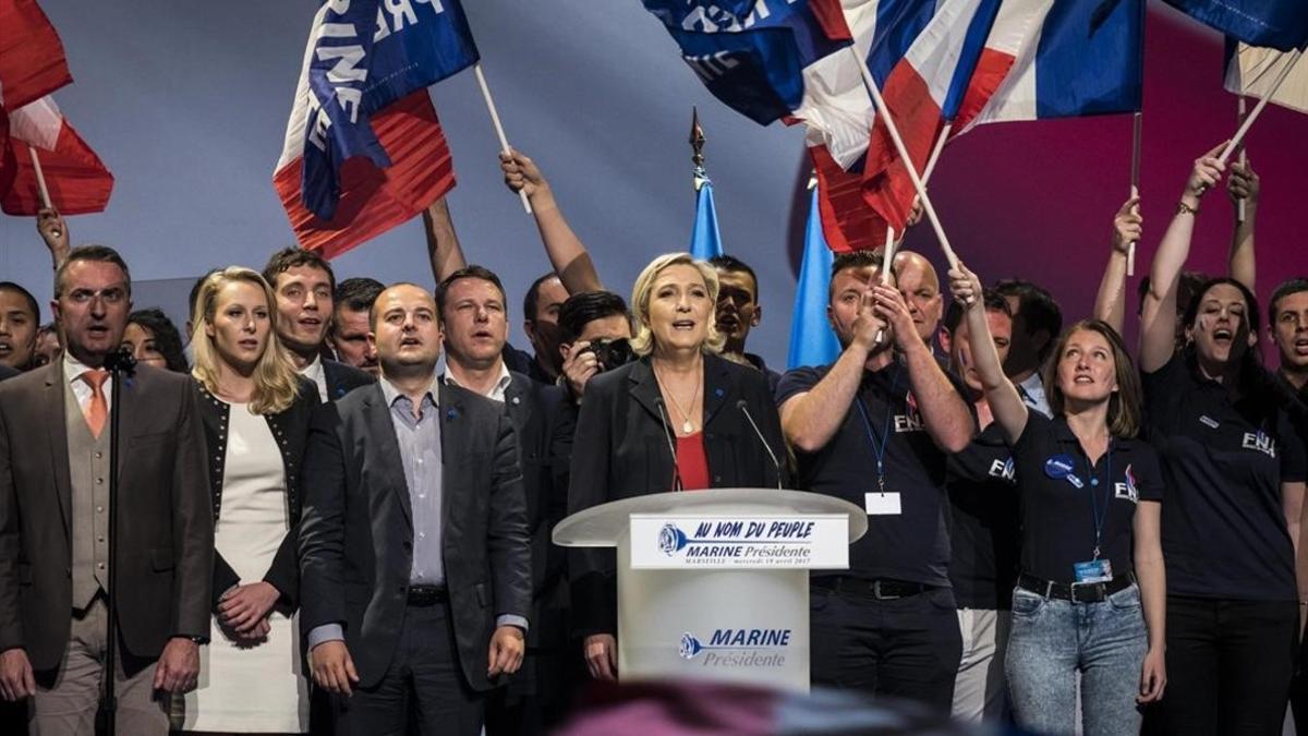 Marine Le Pen, rodeada de dirigentes del FN, en Marsella, el 19 de abril.