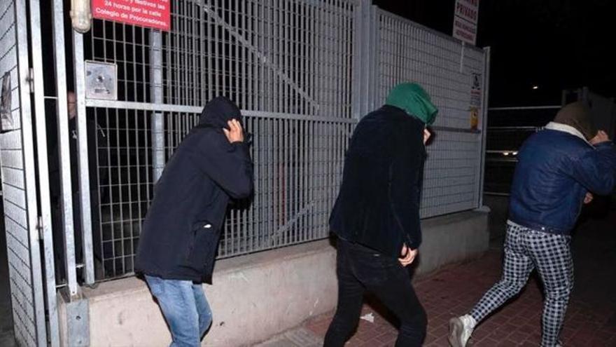 Los sospechosos salen corriendo del Juzgado de Guardia tras quedar libres con cargos.