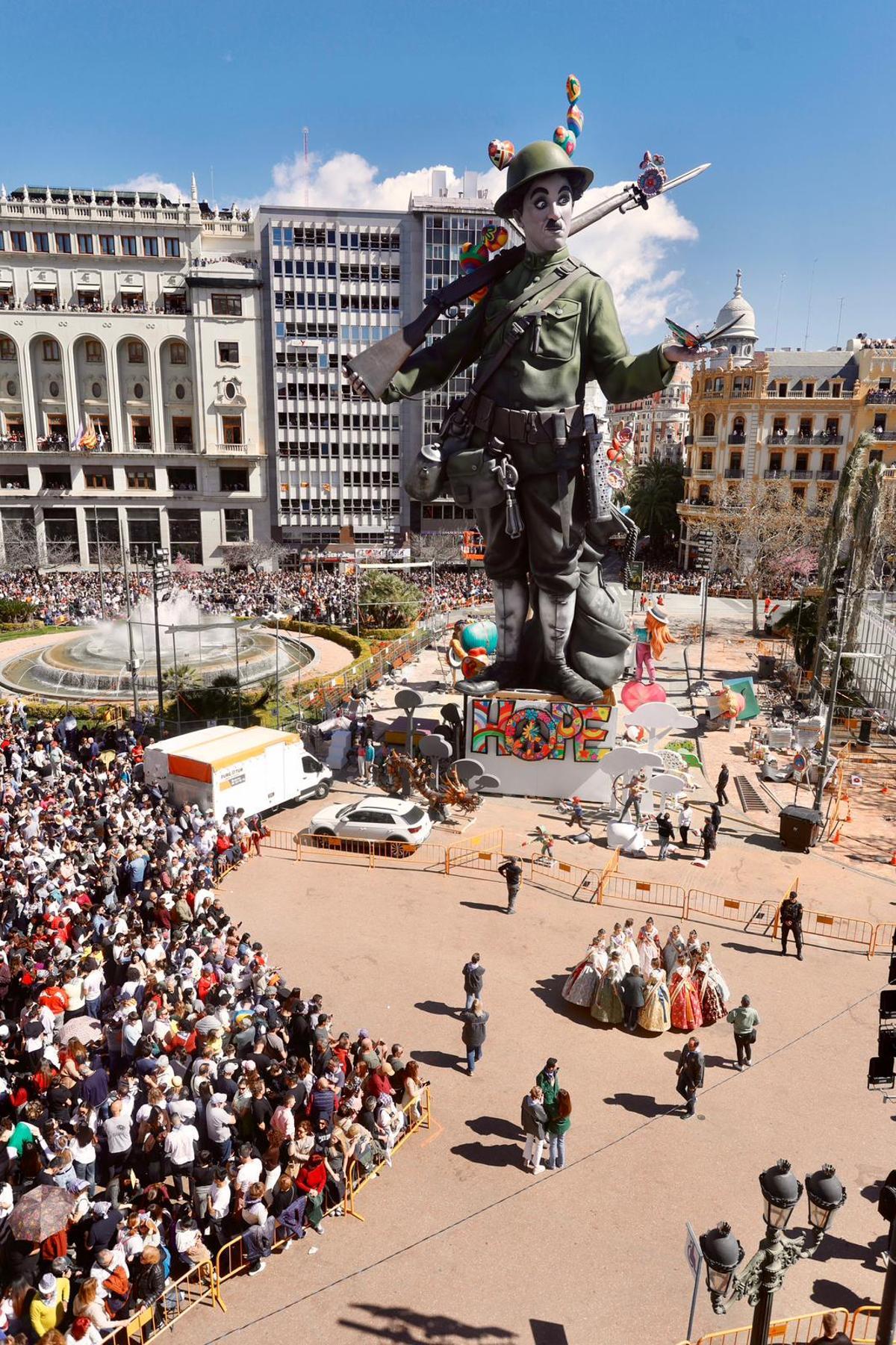 Fallas 2026: Se amplía el perímetro de seguridad al agrietarse un ninot de la falla municipal como consecuencia del viento