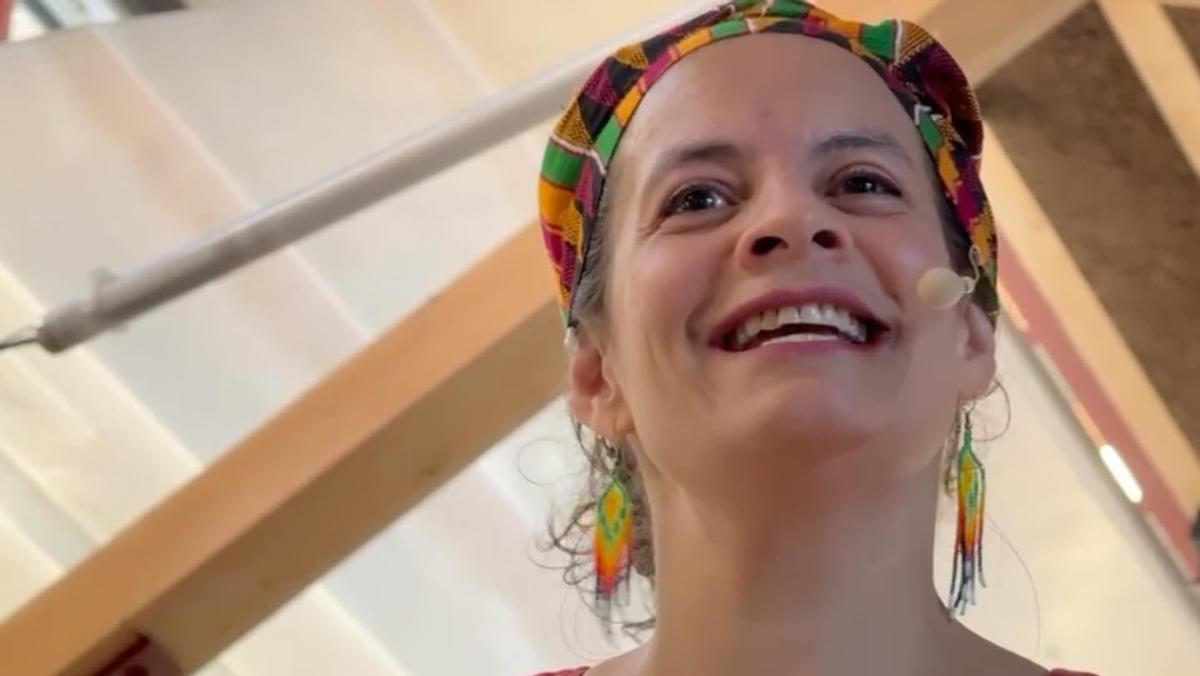 L'activista i narradora Li Morenita presentarà "Quan la roba parla: La història de la Nhu i altres contes tèxtils" el 7 de maig