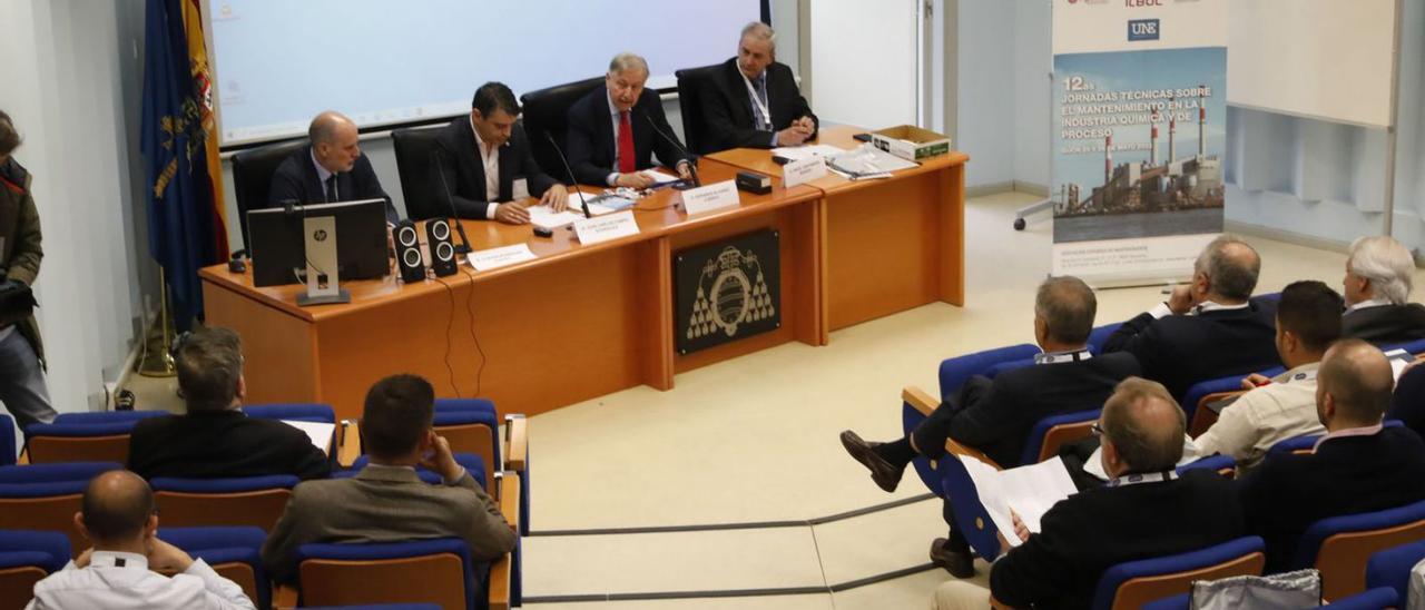 Por la izquierda, Claudio Rodríguez; el director de la  , Juan Carlos Campo; el vicepresidente de la Asociación Española de Mantenimiento, Gerardo Álvarez, y el presidente del comité de mantenimiento de la asociación, Ángel Santamaría, ayer, durante la presentación de las jornadas en la EPI. | Marcos León