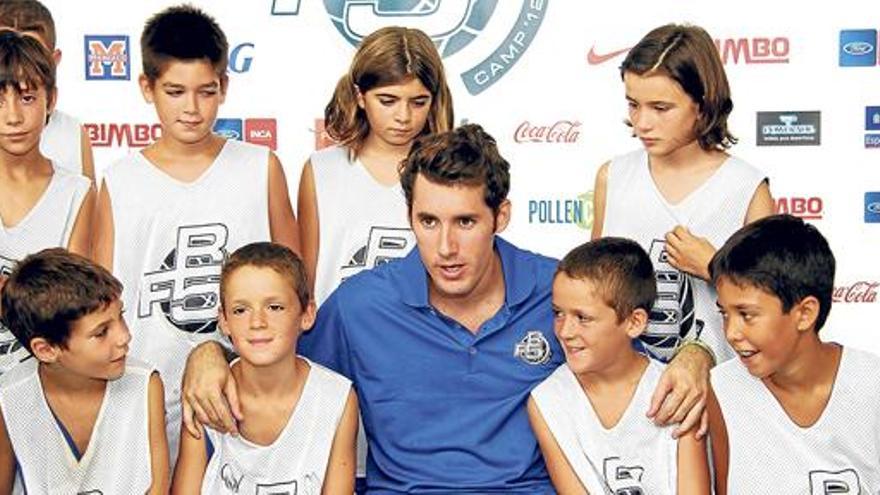 Das große Vorbild und die kleinen Nacheiferer: Rudy Fernández von Real Madrid (Mi.) bei einem Besuch des Insel-Nachwuchses