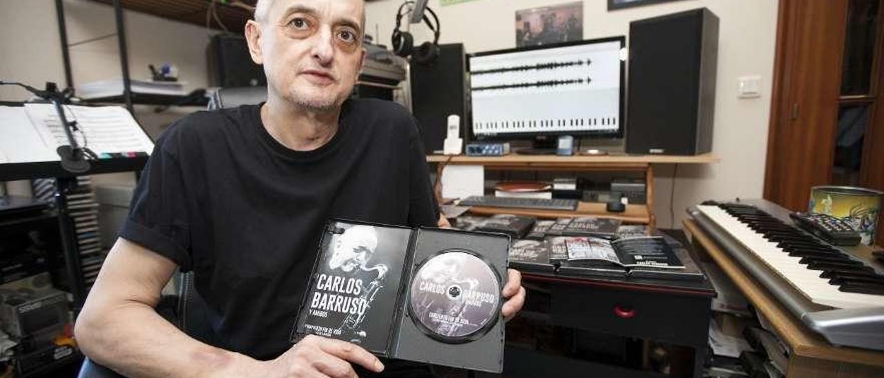 Carlos Barruso posa con el DVD que se pondrá hoy a la venta. // Bernabé/Cris M.V.