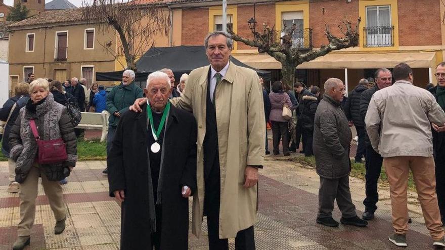 El párroco jubilado Abelardo Febrero junto al alcalde de Villanueva.  | CEDIDA