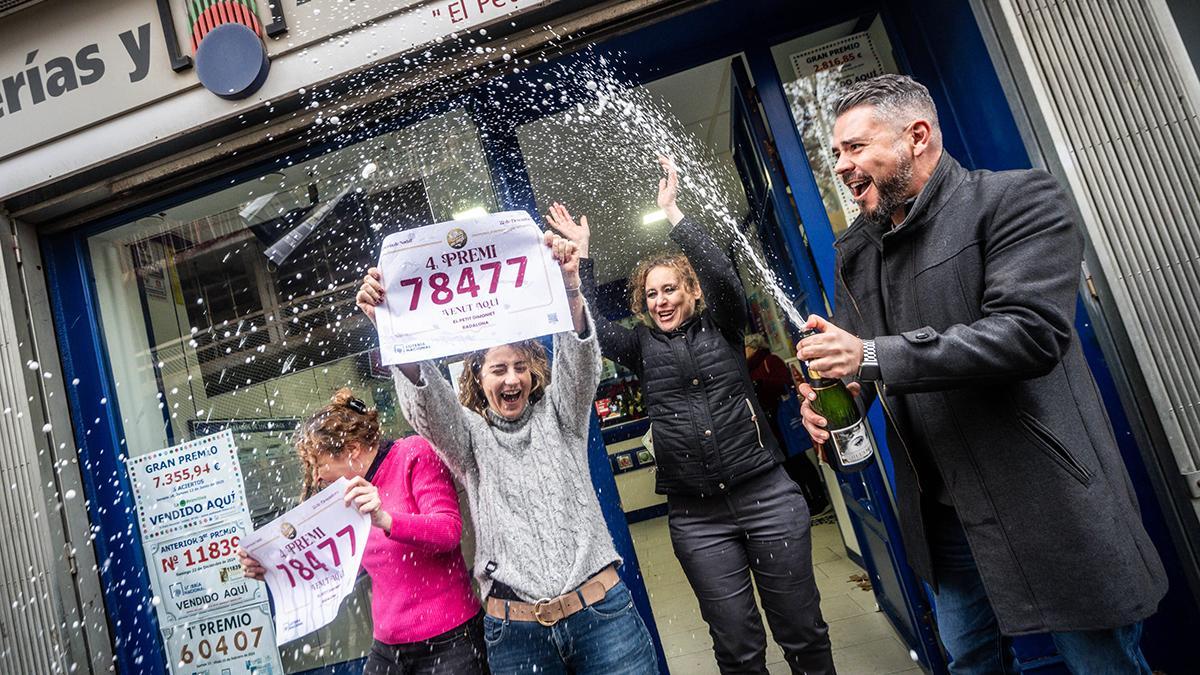 Alegría en la administración de lotería de Badalona que ha repartido el cuarto premio