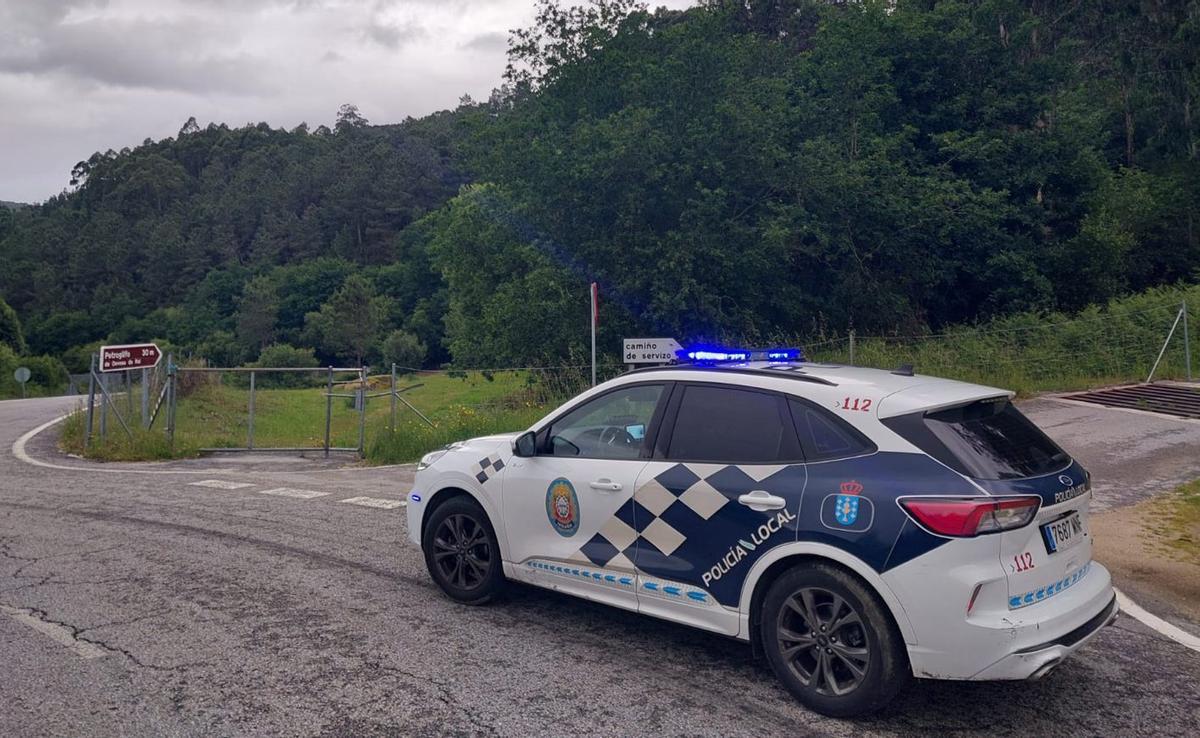 Patrulla de la Policía Local de Moaña en donde apareció el hombre ensangrentado. | FDV