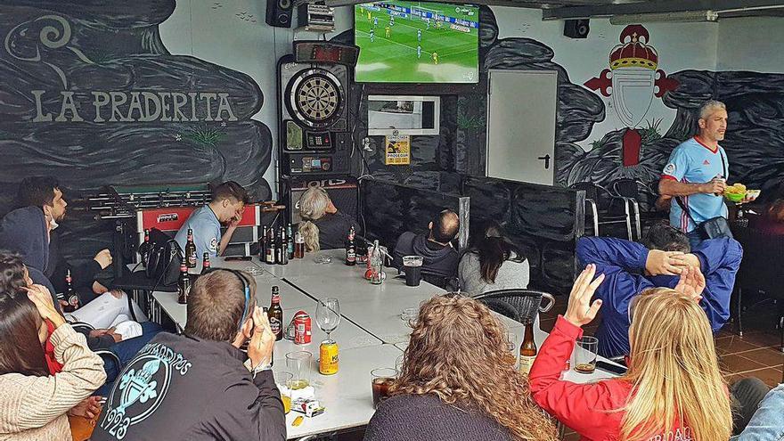 Peñistas en un bar de Balaídos se echan las manos a la cabeza ante una oportunidad fallida.