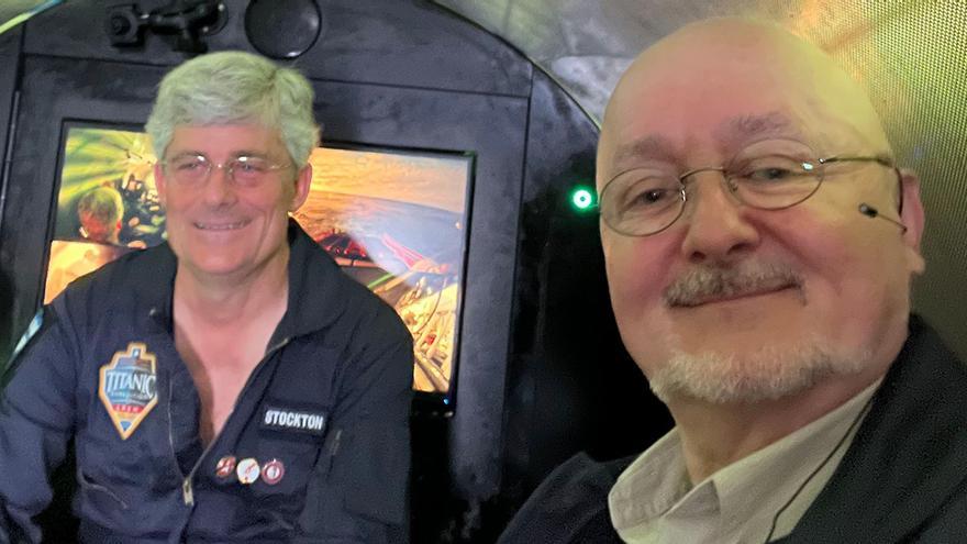 Alex Waibel (derecha) y Stockton Rush, director ejecutivo de la empresa de exploración de aguas profundas OceanGate Inc., en el sumergible de camino al Titanic.