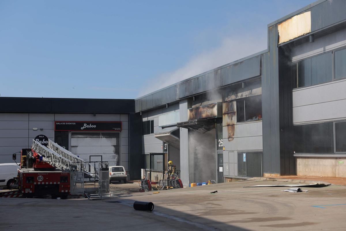 Una imagen tomada el 10 de mayo de 2025 muestra una columna de humo saliendo de un almacén de productos de limpieza para piscinas en la ciudad costera de Vilanova i la Geltrú, al sur de Barcelona. Las autoridades españolas instaron a más de 160.000 personas cerca de Barcelona a permanecer en sus casas el 10 de mayo después de que un incendio en una nave industrial liberara una nube tóxica de cloro sobre una amplia zona.