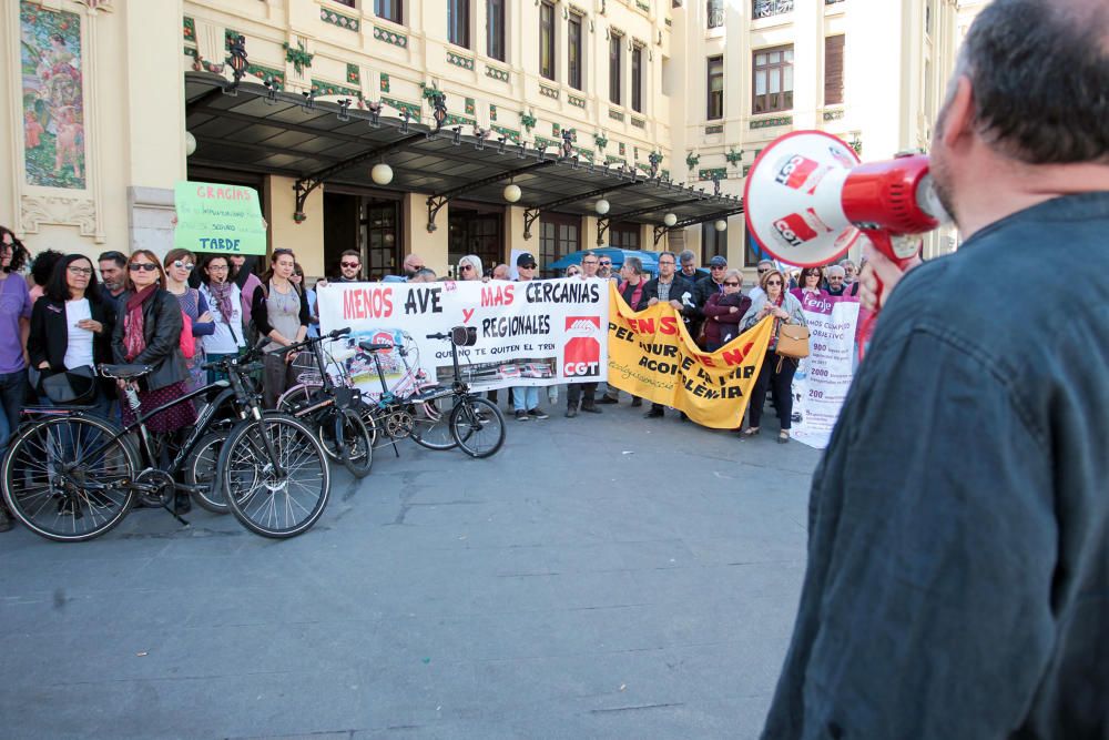 Concentración en València contra el "maltrato continuo" de Renfe