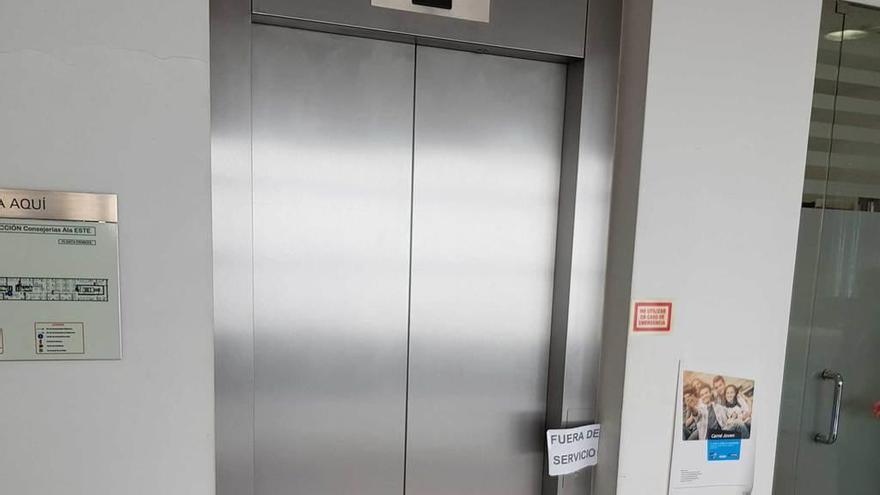 Uno de los dos ascensores de las oficinas de Cultura, averiado.