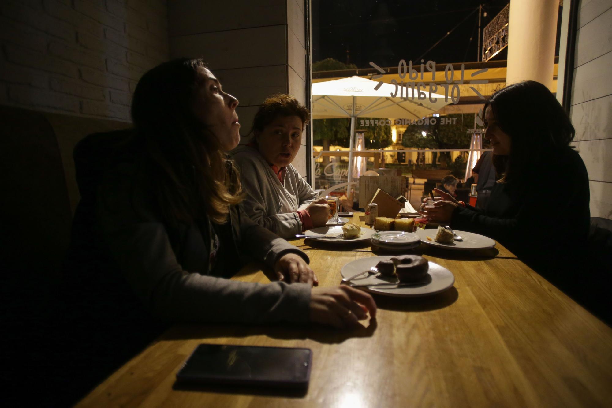 Un restaurante se queda a oscuras durante un apagón como protesta por el recibo de la luz, a 8 de noviembre de 2022, en Lugo, Galicia (España)