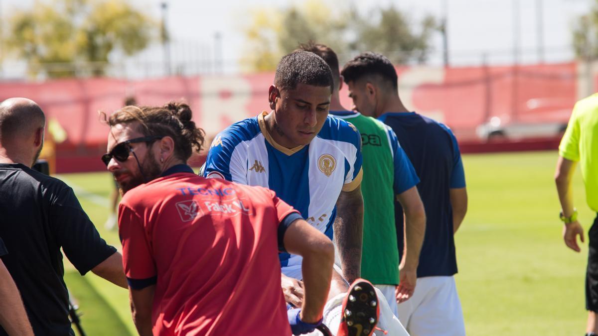 Marcelo Djaló no puede dejar de mirarse la rodilla dañada mientras los camilleros le retiran del campo de camino a la enfermería del complejo deportivo Antonio Asensio.