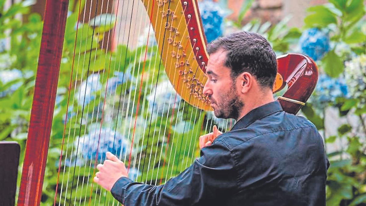José Antonio Domené durante a actuación que ofreceu no Noia Harp Fest de 2021.