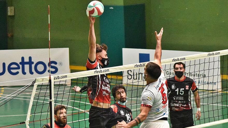 Ataque del equipo masculino del CV Xàtiva en el partido ante el Villena-Petrer. | CLUB VOLEIBOL XÀTIVA