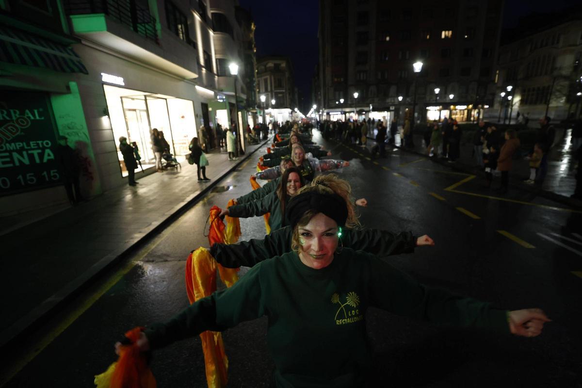 El pasacalles para abrir el Carnaval de Gijón, en imágenes