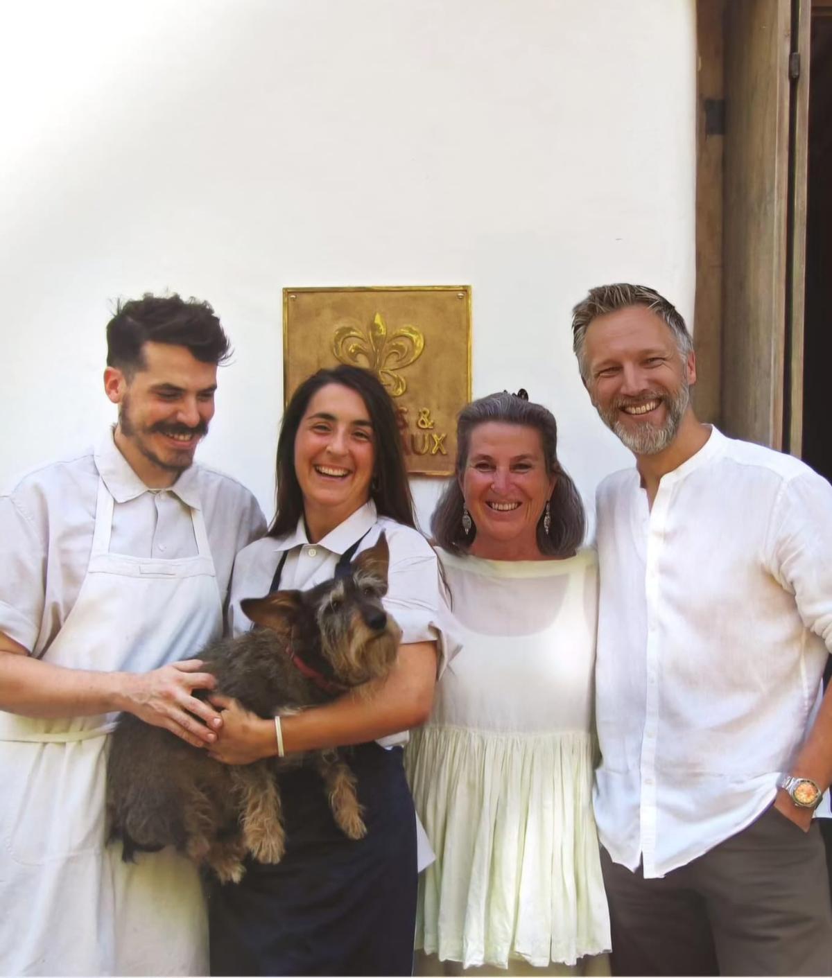 Manuel Vargas, ganador del Protur Chef en 2018; junto a su mujer Nerea Ortiz de Urbina, jefa de cocina; la jefa de sala y el director del hotel en el que trabaja