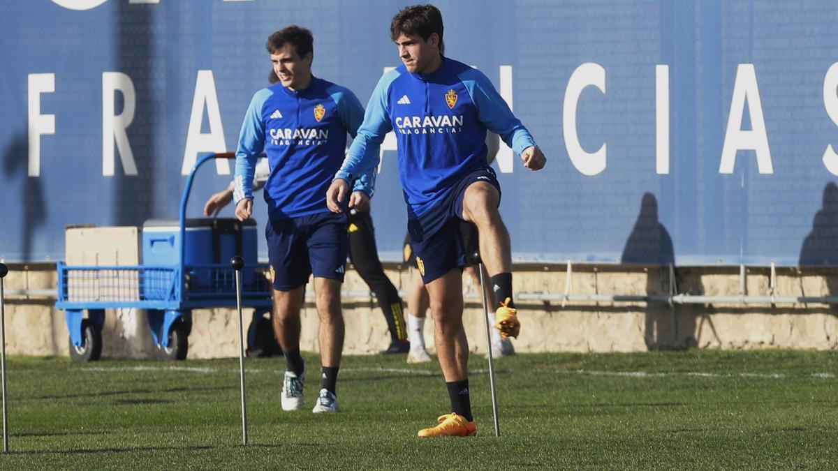 Francho y Azón realizan un ejercicio durante el entrenamiento de este viernes en la Ciudad Deportiva.