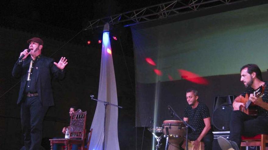 Paco Candela contagia con su embrujo flamenco a centenares de toresanos en el concierto estelar de las fiestas