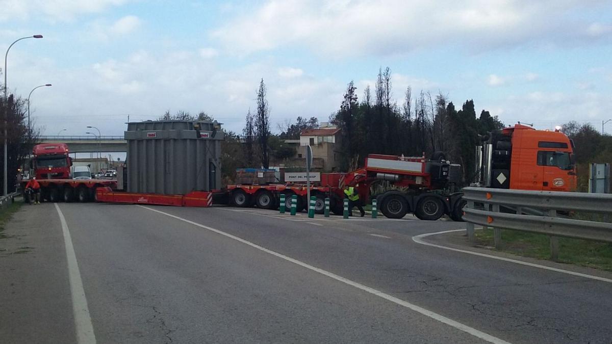 La carretera que condueix cap al polígon del Pont del Príncep serà objecte de millora. | DIARI DE GIRONA