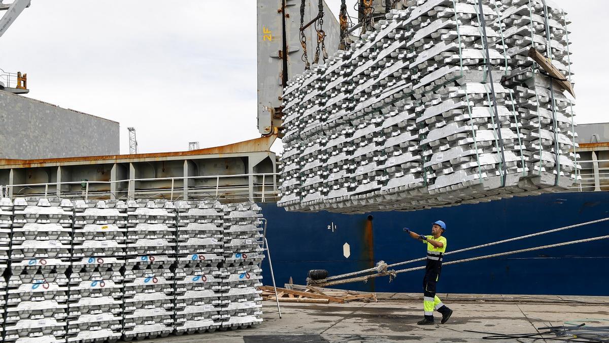 Trabajos de descarga de aluminio en el Puerto de Vigo