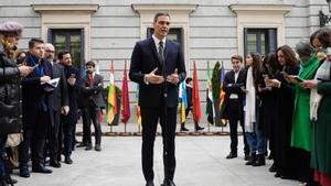 Pedro Sánchez comparece ante los medios antes del acto en el Congreso por el 45 aniversario de la Constitución.