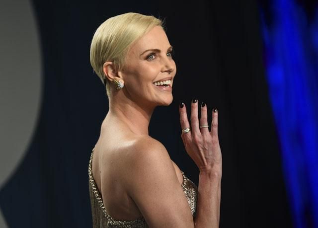 Charlize Theron dio una lección de estilo en la fiesta 'Vanity fair' de 2020