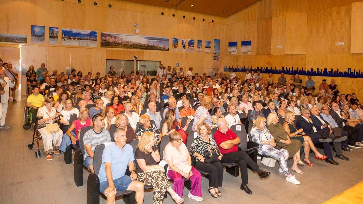 El Salón de Actos del Ayuntamiento de Benidorm se llenó de público para ver el documental y escuchar a la acordeonista.