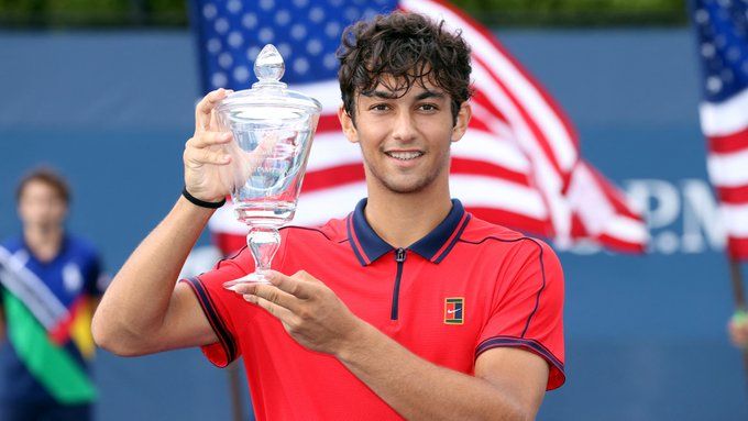 Daniel Rincón muestra su copa de campeón.