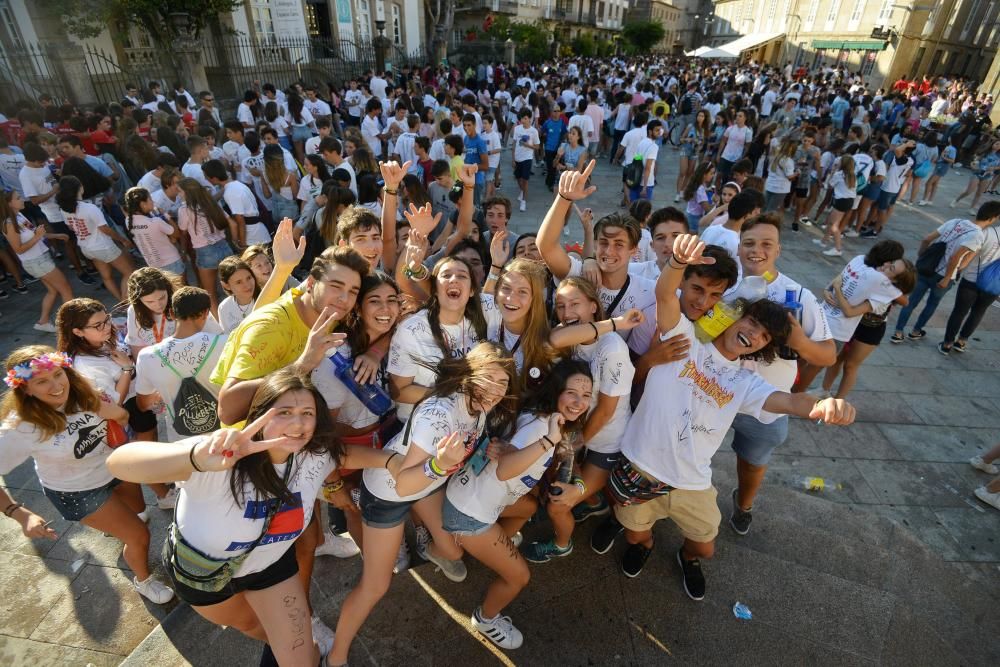 Cientos de jóvenes toman el centro histórico en la primera “noche de peñas” de 2017