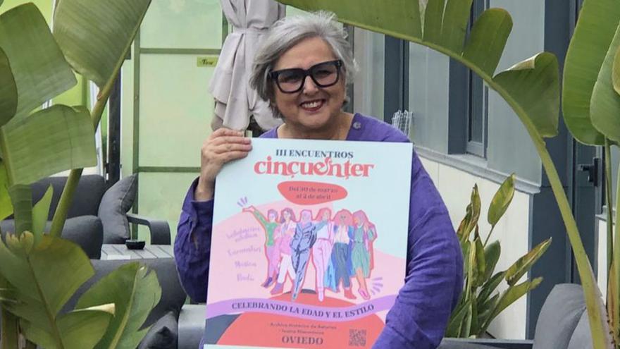 Yolanda Lobo muestra el cartel de los III Encuentros Cincuenter. | LNE
