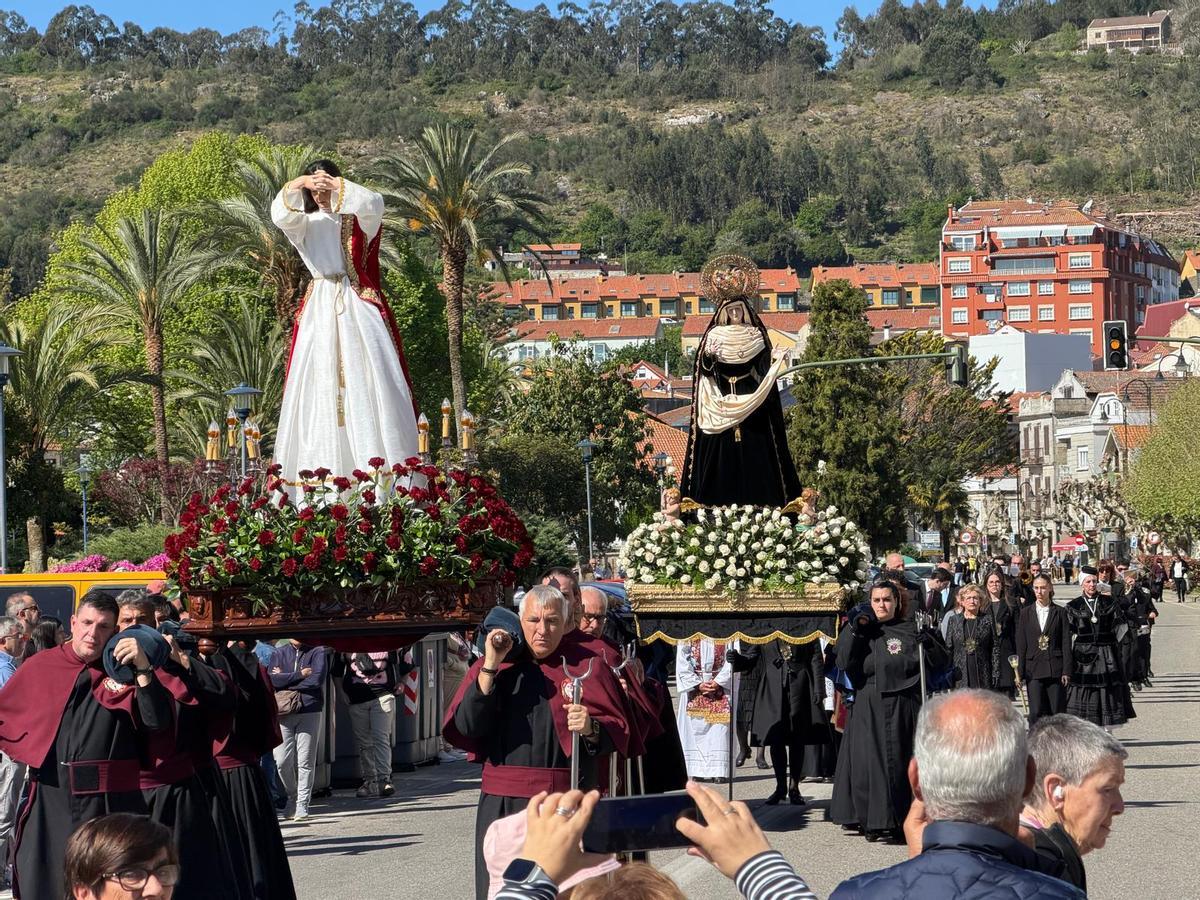 La procesión posterior al Santo Encuentro la cerraba la Virgen de los Dolores, con vestido de luto y portada a hombros por 16 mujeres, todas ellas madres.