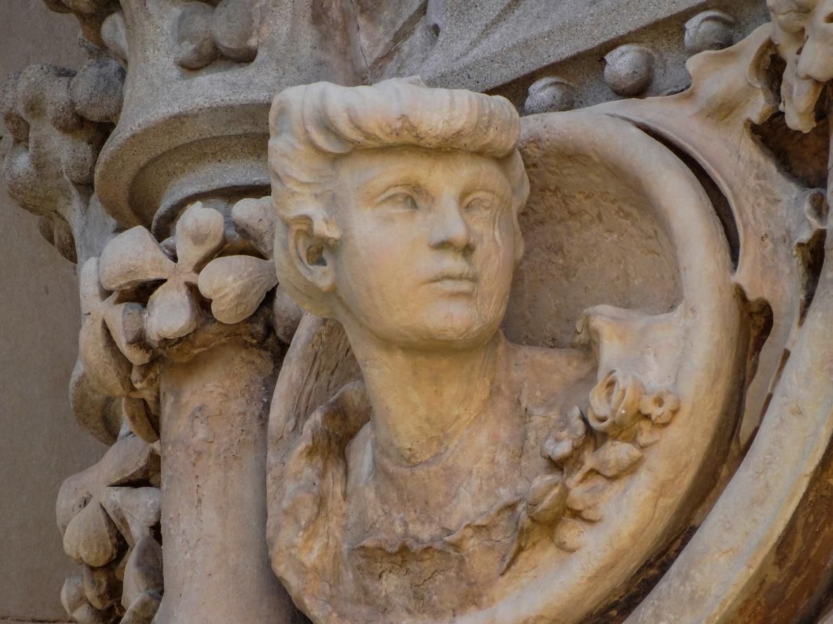 Detalles decorativos de la fachada