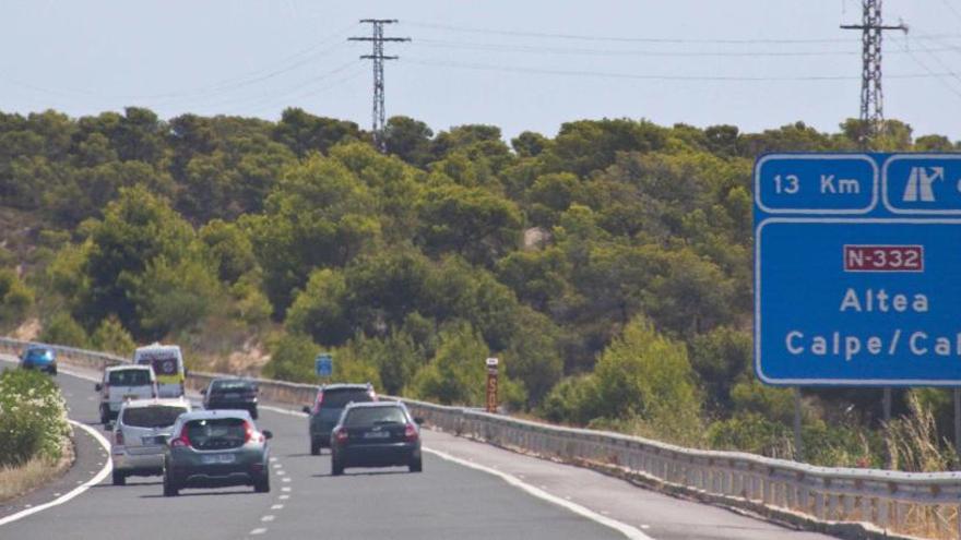 Varios vehículos circulan por una autopista.