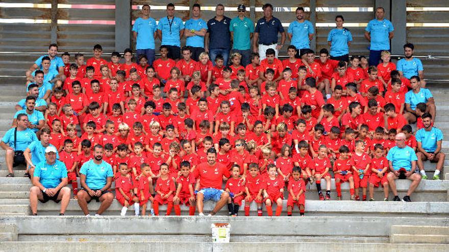 El atacante internacional Víctor Machín Pérez Vitolo, ayer, en el Alfonso Silva, con los jóvenes de su campus.