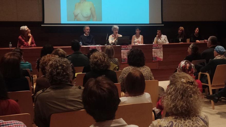 Mesa redonda organizada por Azayca en el Día del Cáncer de Mama.