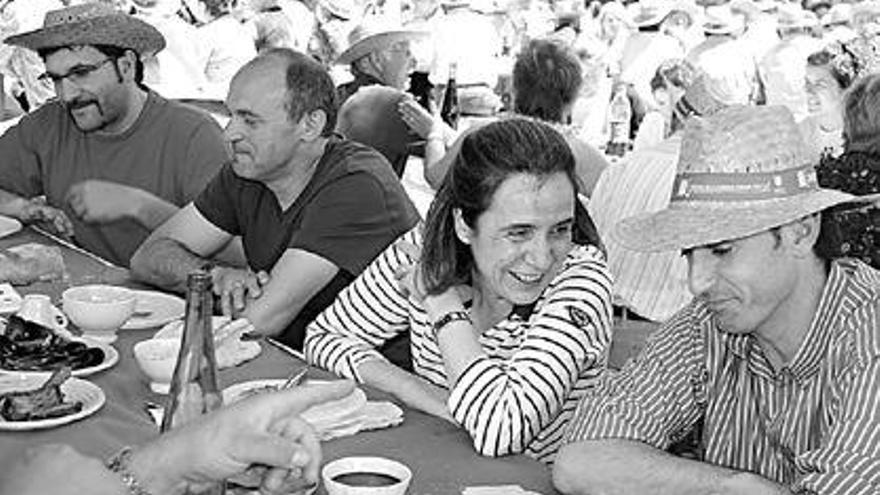 Los ediles de IU, la alcaldesa y el portavoz del PP en la Festa dos Maiores celebrada ayer. / j.l. oubiña